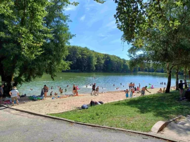 plage de l'étang grenetier avec des baigneurs, baignade
