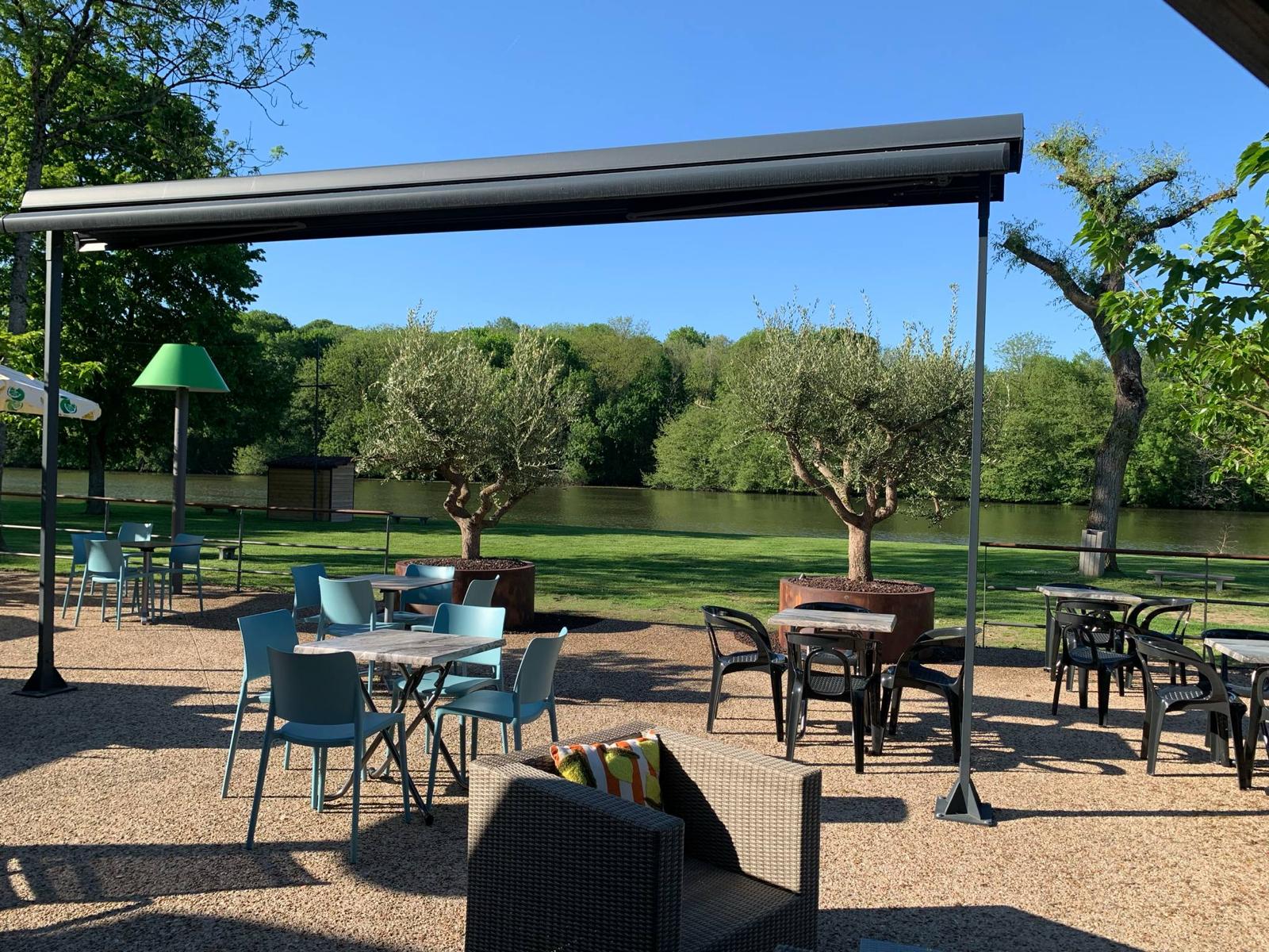 Terrasse stade nautique avec les oliviers et pots en cuivre