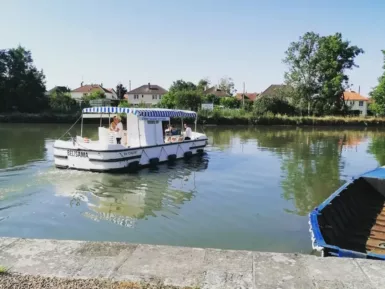 Le Bélisama, bateau électrique en location, sur le canal Latéral à la Loire en train de naviguer