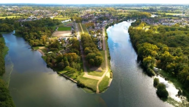 Vue aérienne de la confluence à Decize avec vue sur les Pont et la ville