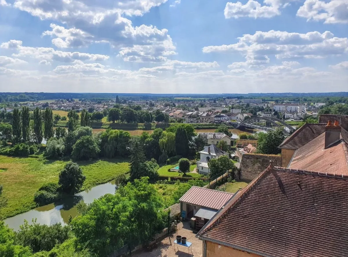 vue de decize et pont en arc au dessus