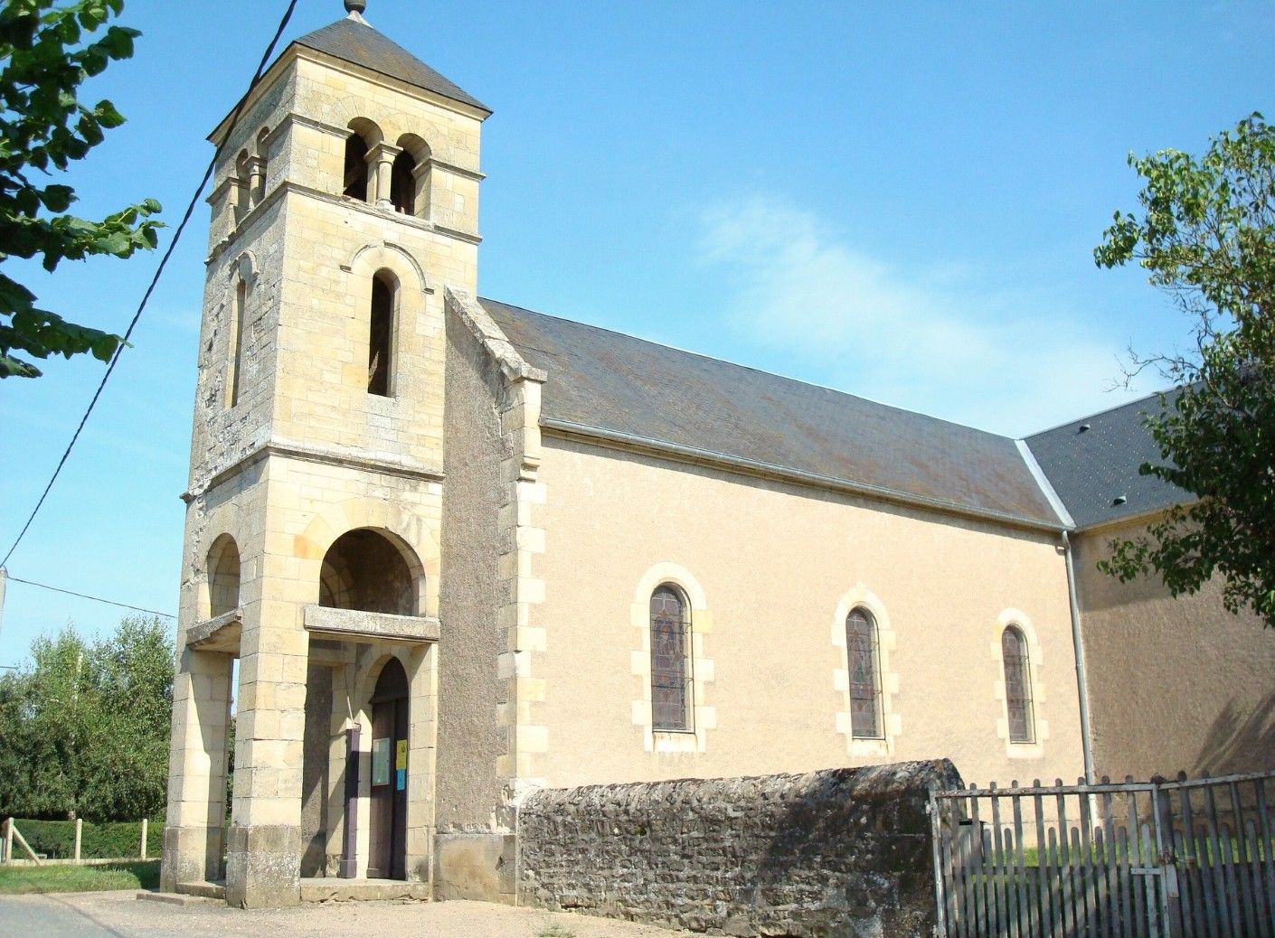 eglise avec le clocher de profil de devay