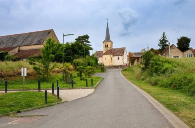 rue et eglise fleury sur loire