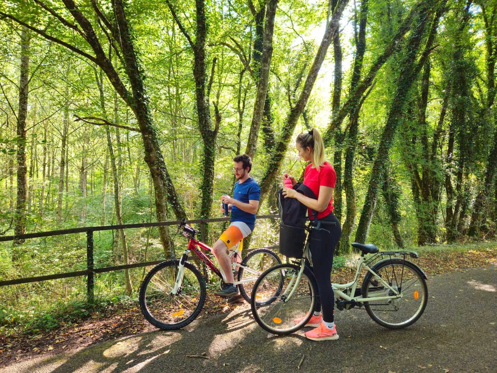 Deux cyclistes en pause le long de la véloroute de Fond Judas