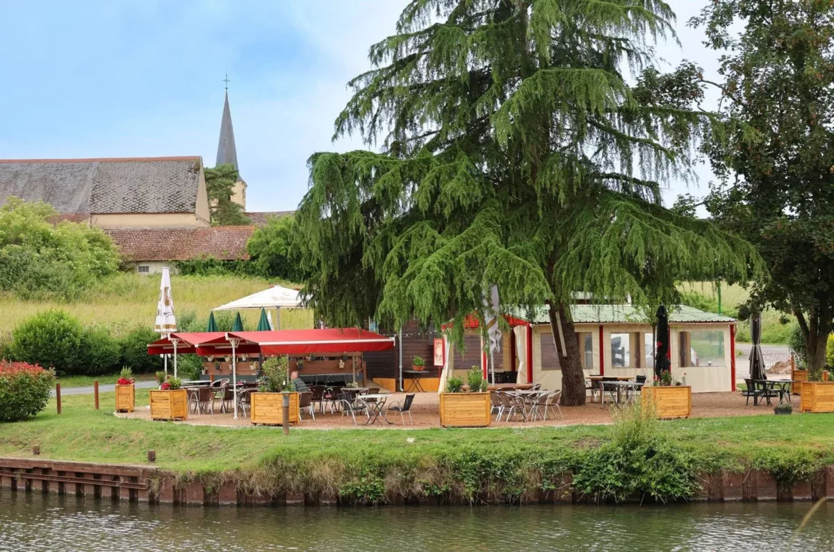 Vue depuis la véloroute du Canal Latéral à la Loire sur la terrasse de la Halte Nautique de Fleury-sur-Loire