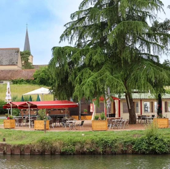 Vue depuis la véloroute du Canal Latéral à la Loire sur la terrasse de la Halte Nautique de Fleury-sur-Loire