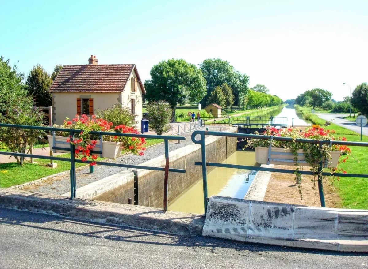 maison éclusière champvert avec canal et fleurs dans des pots