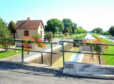 maison éclusière champvert avec canal et fleurs dans des pots