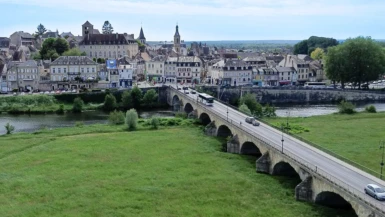 Vue aérienne Pont de la vieille Loire et ville de Decize
