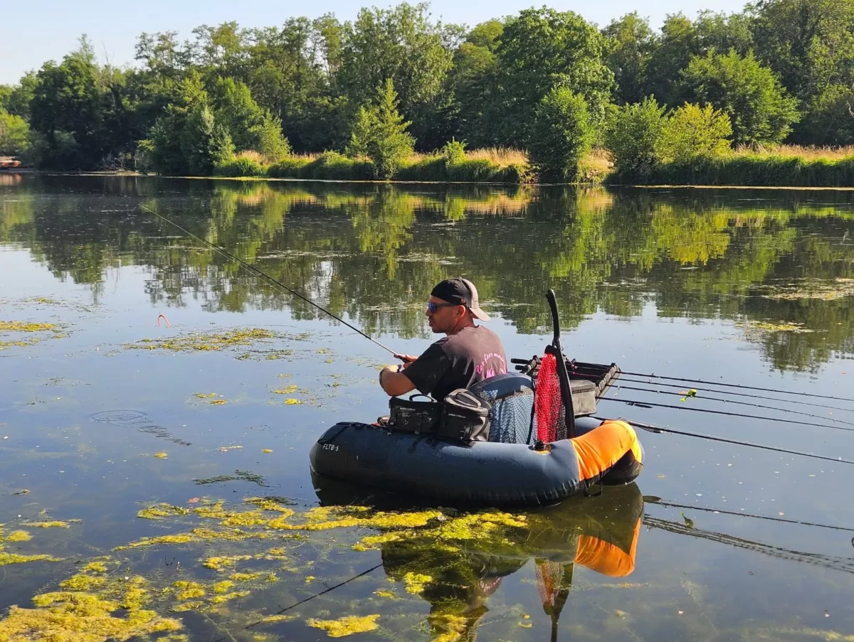 Un pêcheur en float tube sur la Vieille Loire