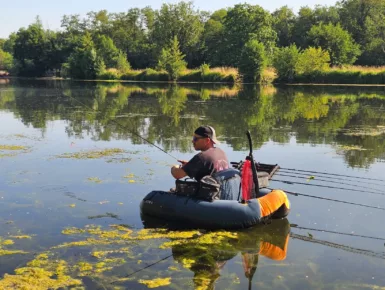 Un pêcheur en float tube sur la Vieille Loire