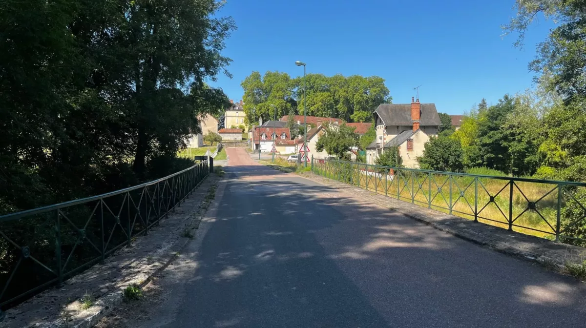 Entrée dans le bourg de Toury-Lurcy
