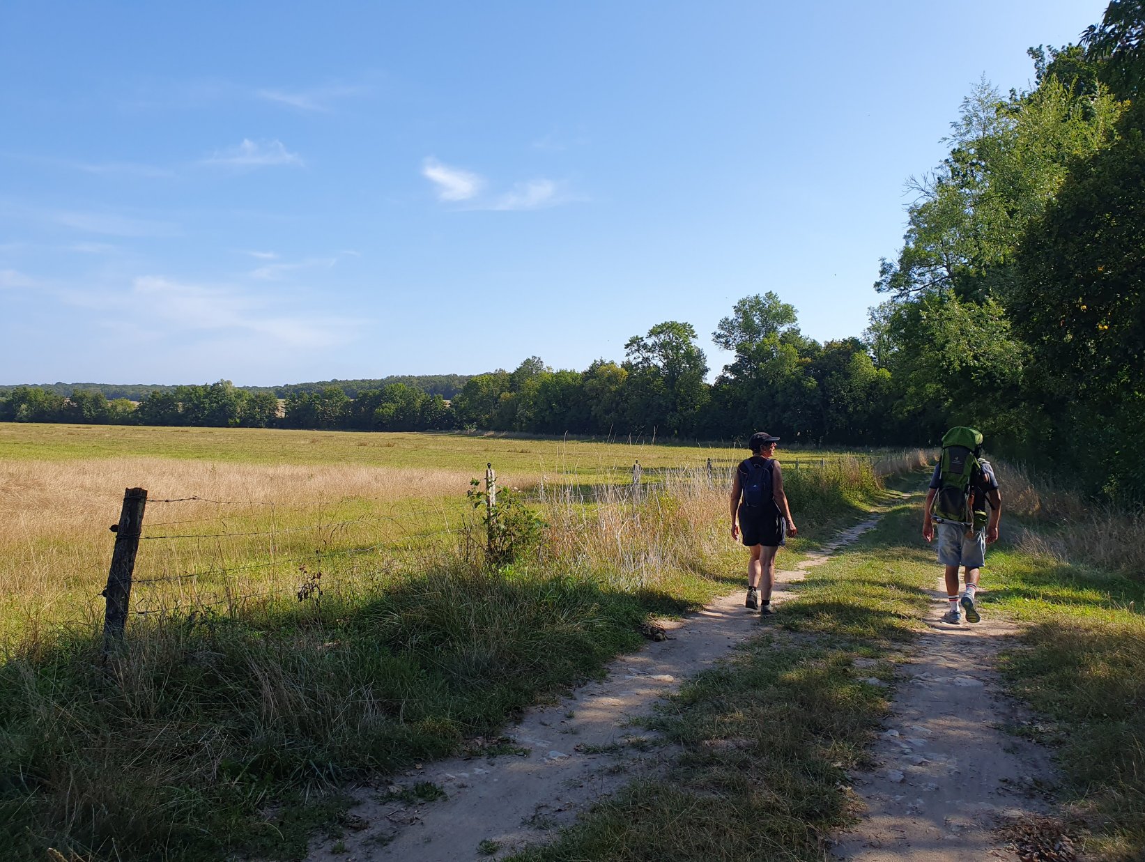 Randonneurs le long du sentier de randonnée de Saint-Germain-Chassenay
