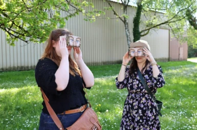 Deux personnes regardant dans un cardboard pendant la visite virtuelle La Machine