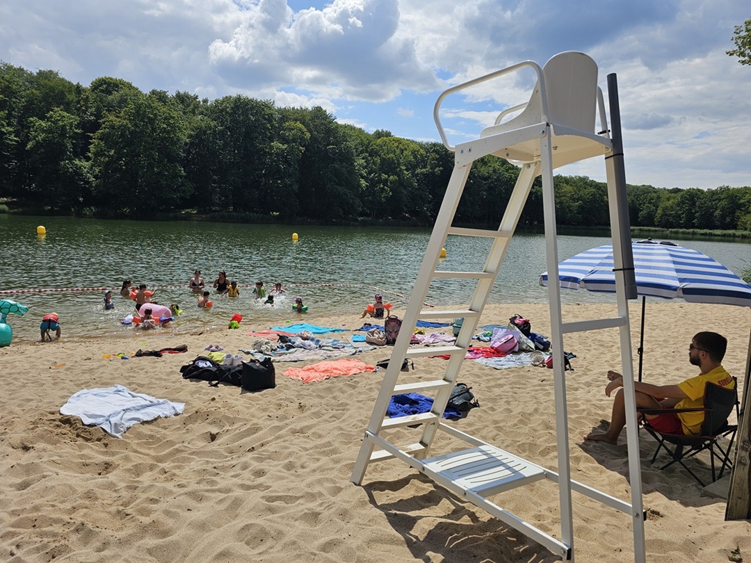 groupes d'enfants sur la plage de l'étang grenetier